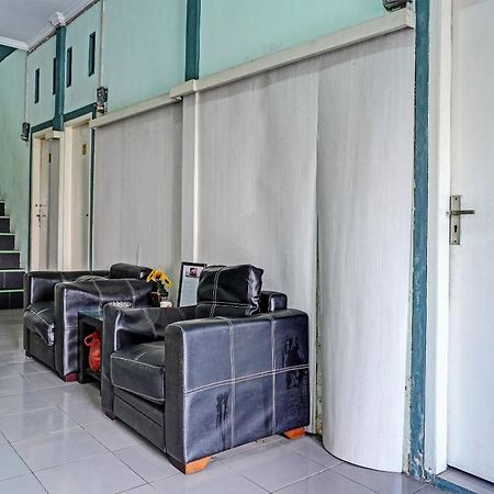 Oyo 91731 Home Stay Elis Cateliya Syariah Karawang Esterno foto