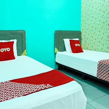 Oyo 91731 Home Stay Elis Cateliya Syariah Karawang Esterno foto