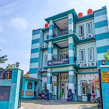Oyo 91731 Home Stay Elis Cateliya Syariah Karawang Esterno foto
