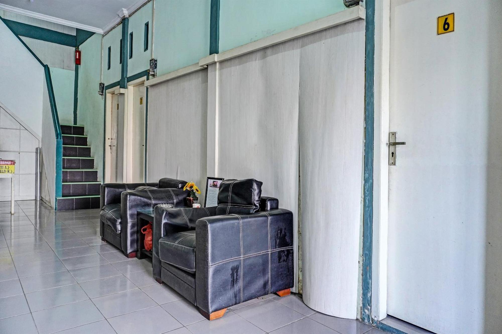 Oyo 91731 Home Stay Elis Cateliya Syariah Karawang Esterno foto