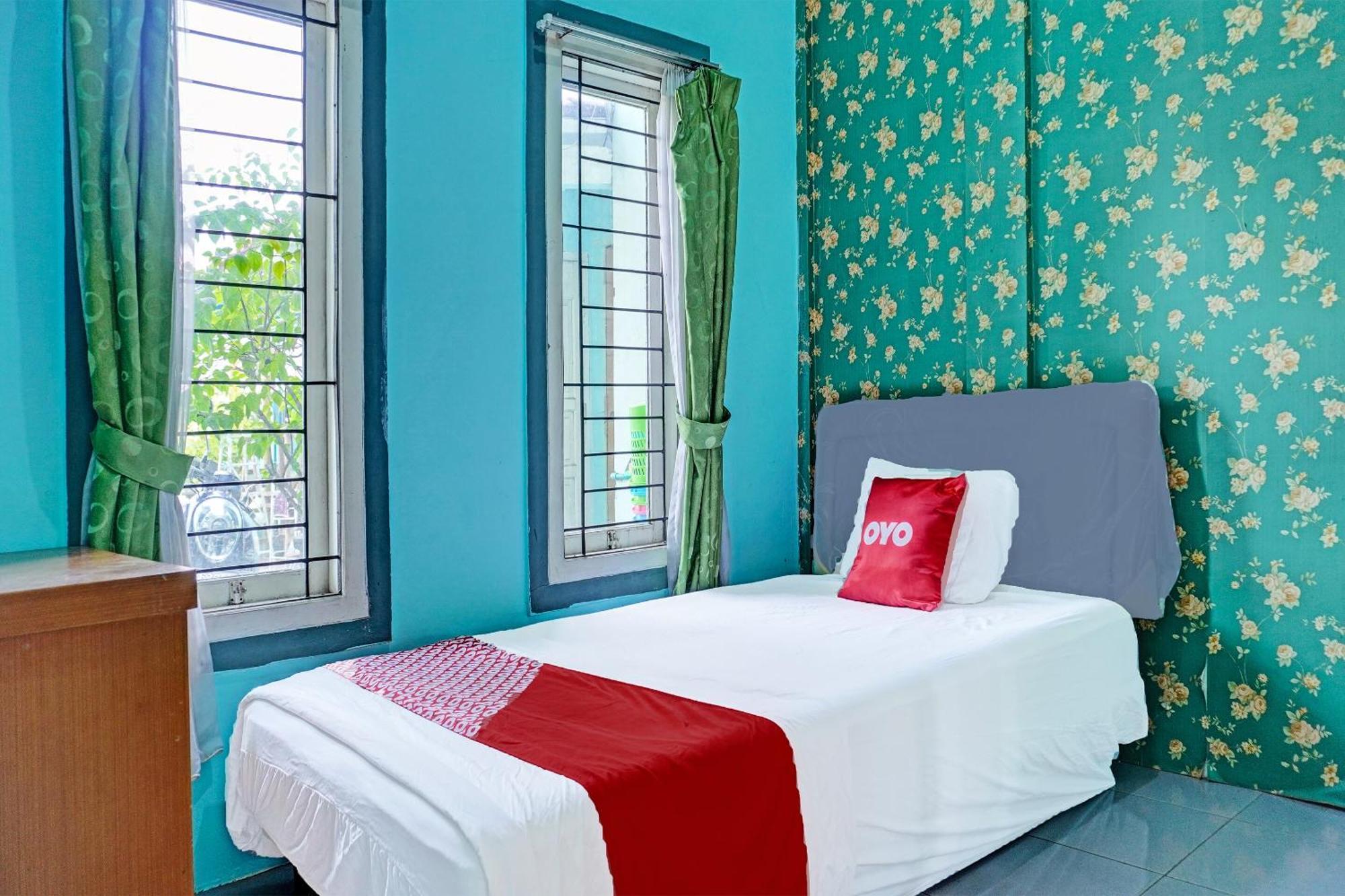 Oyo 91731 Home Stay Elis Cateliya Syariah Karawang Esterno foto