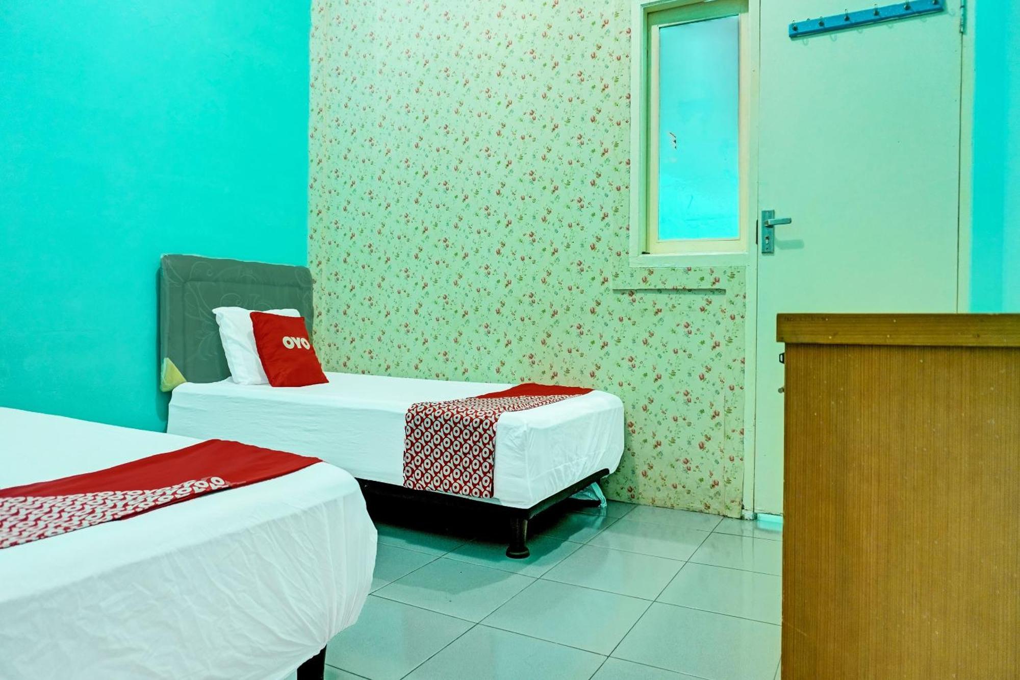 Oyo 91731 Home Stay Elis Cateliya Syariah Karawang Esterno foto