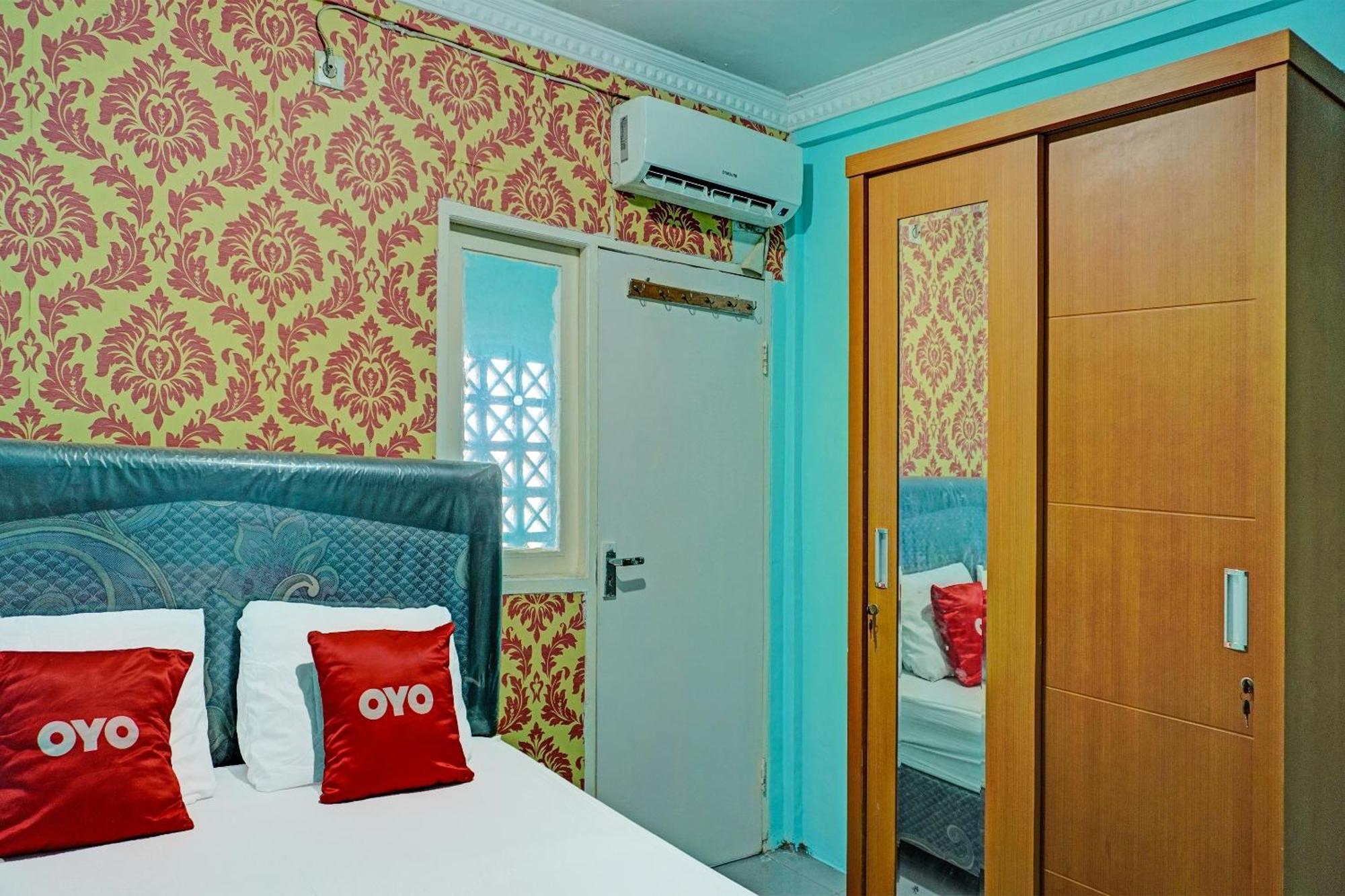 Oyo 91731 Home Stay Elis Cateliya Syariah Karawang Esterno foto
