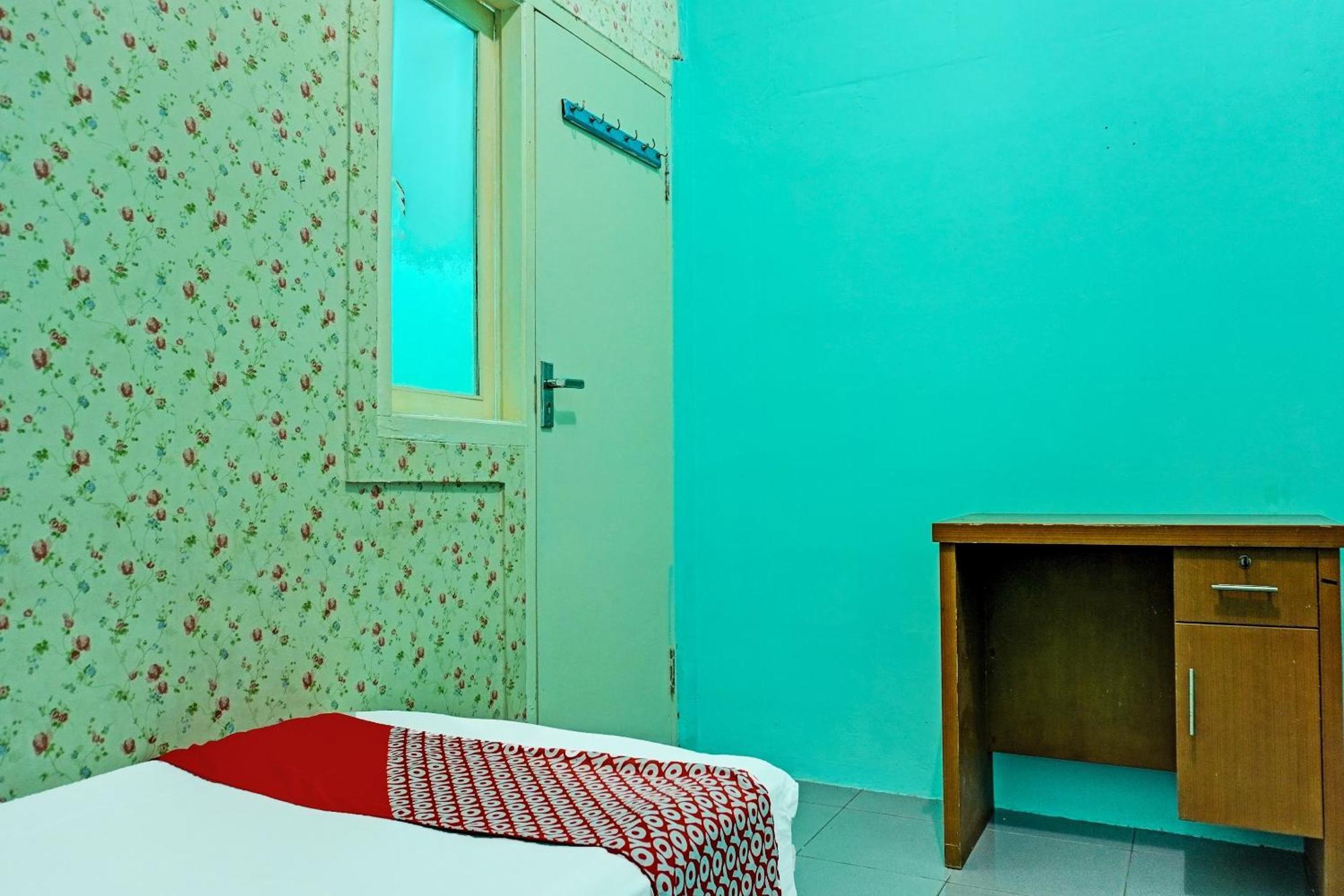 Oyo 91731 Home Stay Elis Cateliya Syariah Karawang Esterno foto