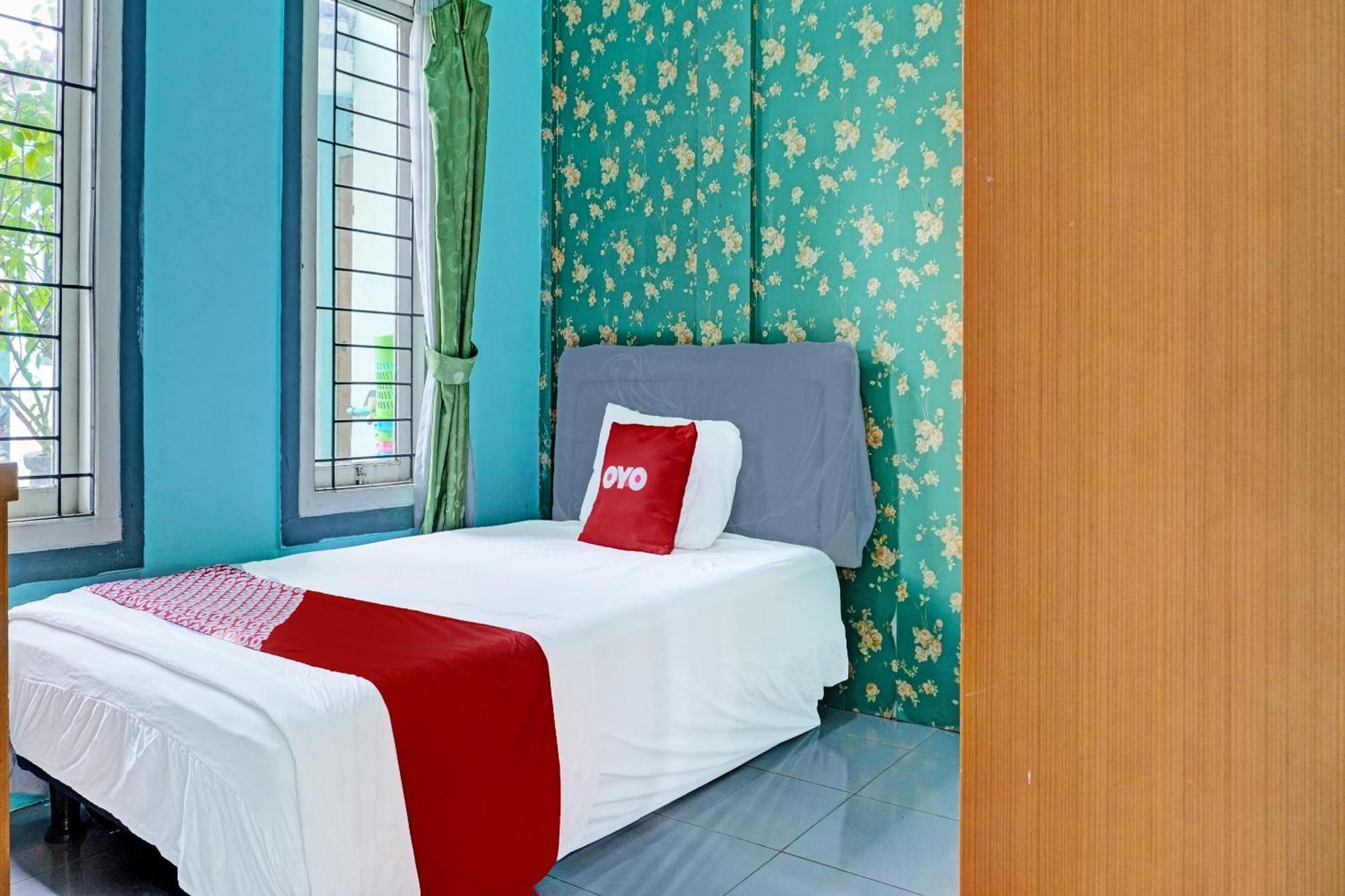 Oyo 91731 Home Stay Elis Cateliya Syariah Karawang Esterno foto