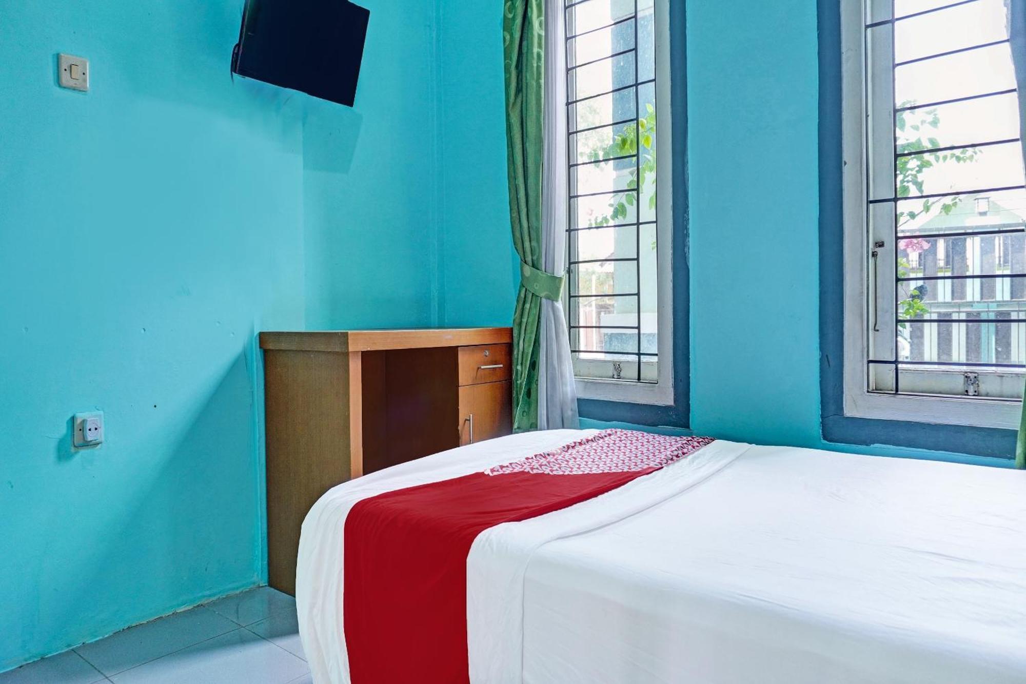 Oyo 91731 Home Stay Elis Cateliya Syariah Karawang Esterno foto