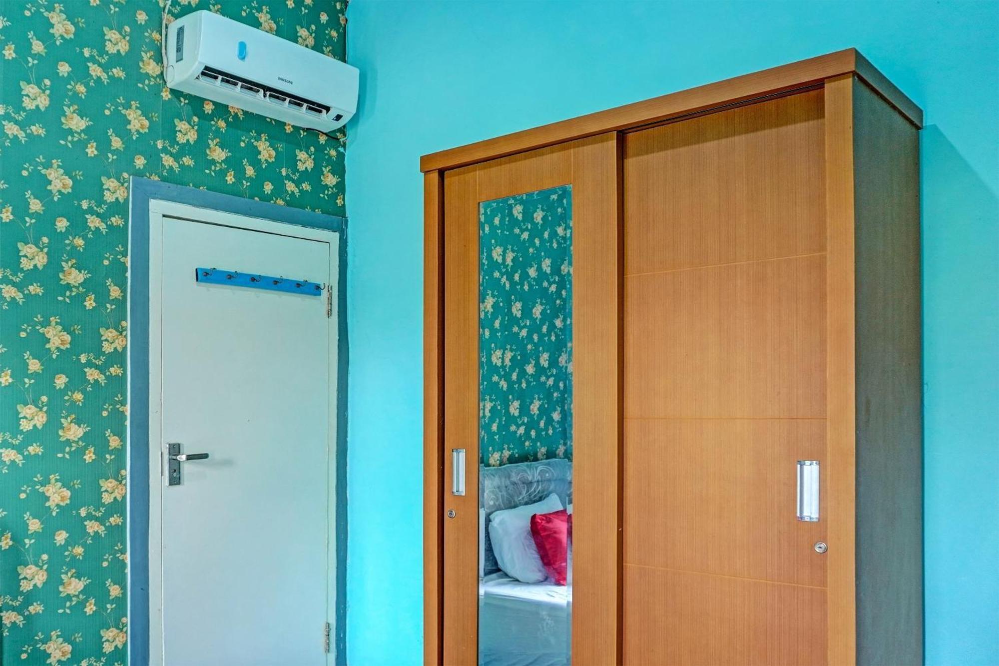 Oyo 91731 Home Stay Elis Cateliya Syariah Karawang Esterno foto