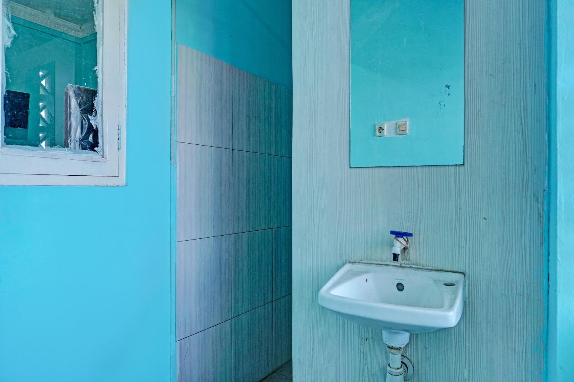 Oyo 91731 Home Stay Elis Cateliya Syariah Karawang Esterno foto