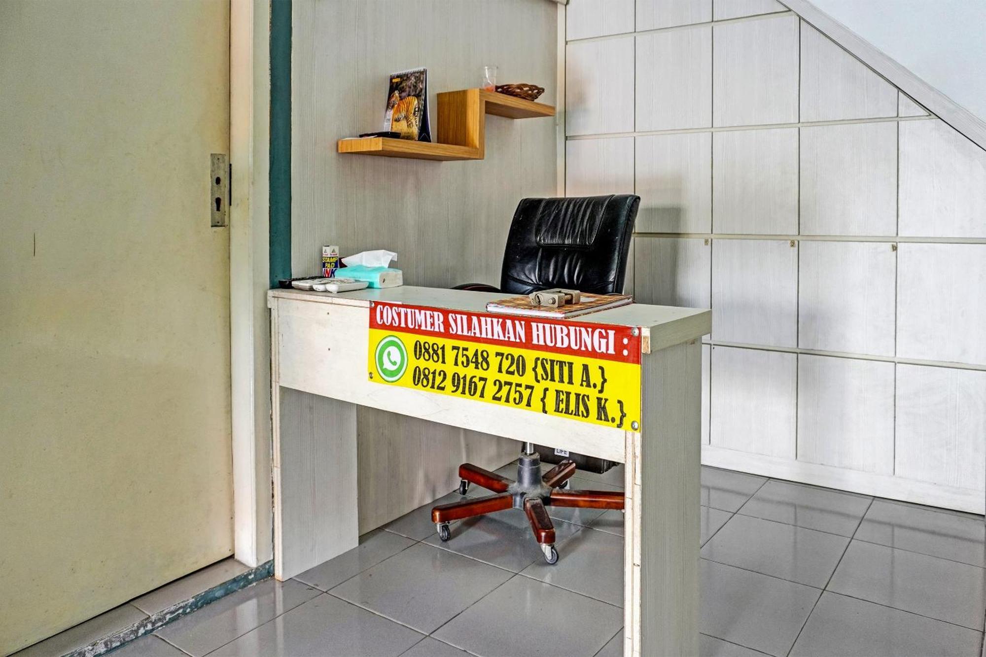 Oyo 91731 Home Stay Elis Cateliya Syariah Karawang Esterno foto