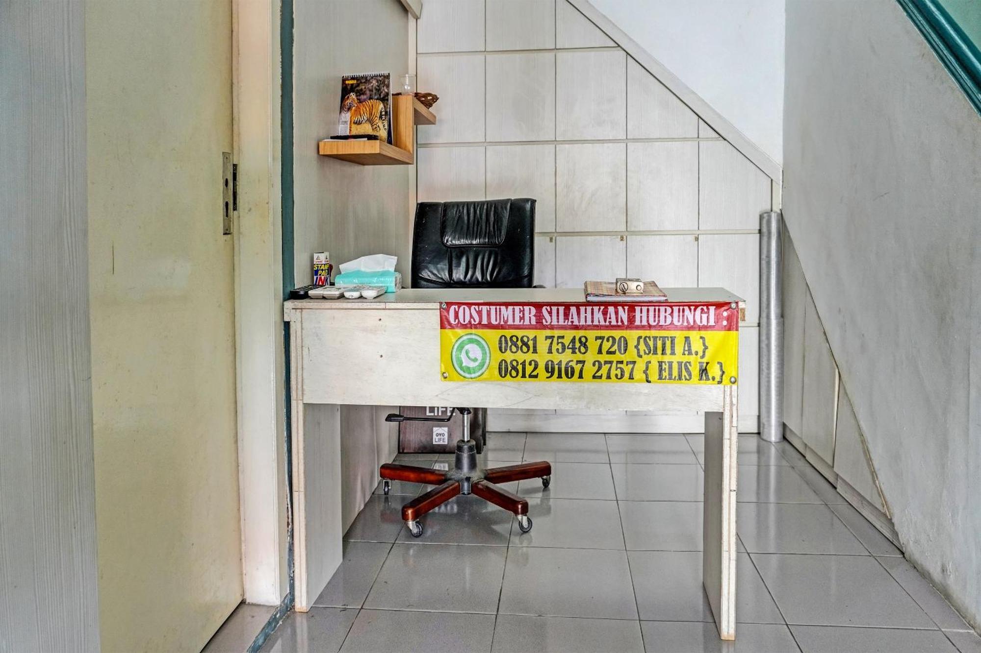 Oyo 91731 Home Stay Elis Cateliya Syariah Karawang Esterno foto