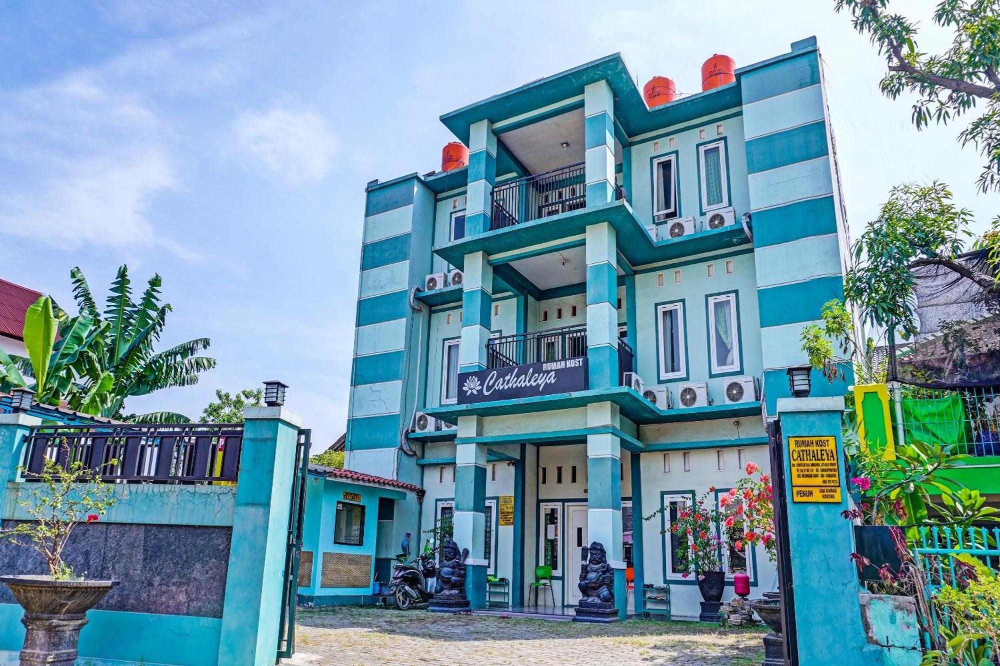 Oyo 91731 Home Stay Elis Cateliya Syariah Karawang Esterno foto