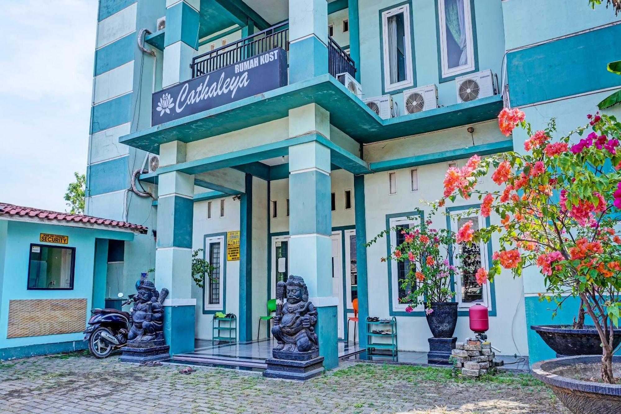 Oyo 91731 Home Stay Elis Cateliya Syariah Karawang Esterno foto