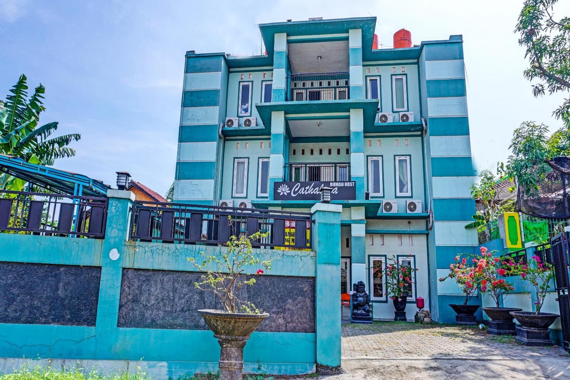 Oyo 91731 Home Stay Elis Cateliya Syariah Karawang Esterno foto